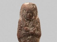 Aeg T 48  Aeg T 48, Dritte Zwischenzeit, Uschebti, Roter Ton, H 6,3 cm, B 2,0 cm, T 2,2 cm : Bestandskatalog Ägypten, Museumsfoto: Claus Cordes